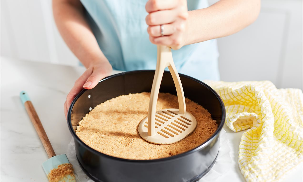 Picture - Pressing cheesecake base